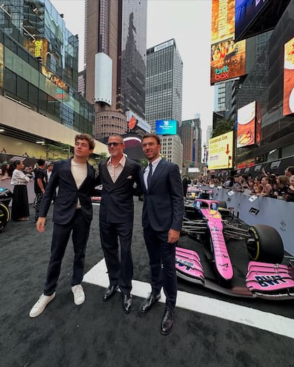 Franco Colapinto, Brad Pitt y Pierre Gasly junto al auto de Alpine en Times Square (Foto: Instagram @alpinef1team)