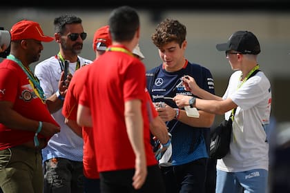 Franco Colapinto camina por el paddock del circuito de Yas Marina