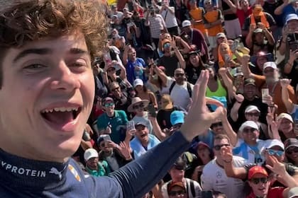Franco Colapinto celebra junto a los fans en Austin