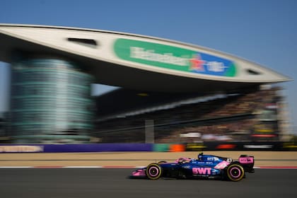 Franco Colapinto circula por la difícil curva 1 del Circuito Internacional de Shanghái, a la que va tomándole la mano después de que le costara en la jornada inicial del Gran Premio de China.