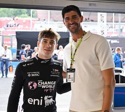 Franco Colapinto con el belga Thibaut Courtois, arquero del Real Madrid