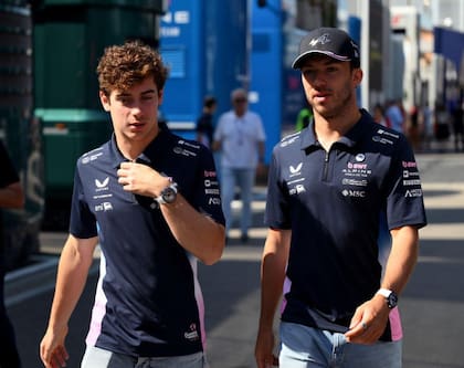 Franco Colapinto, con su compañero de Alpine Pierre Gasly