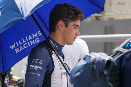 Franco Colapinto, concentrado antes de su debut con Williams en el Gran Premio de Italia, en Monza. (AP Foto/Luca Bruno)