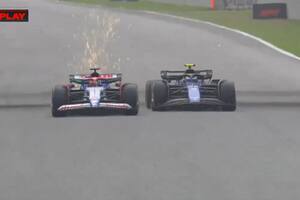 Franco Colapinto (derecha) empieza a sobrepasar a Lawson (cuyo auto saca chispas); fue la maniobra de la carrera para el argentino en el GP de México