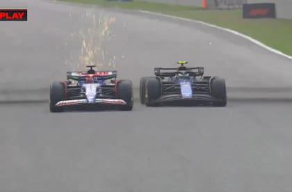 Franco Colapinto (derecha) empieza a sobrepasar a Lawson (cuyo auto saca chispas); fue la maniobra de la carrera para el argentino en el GP de México