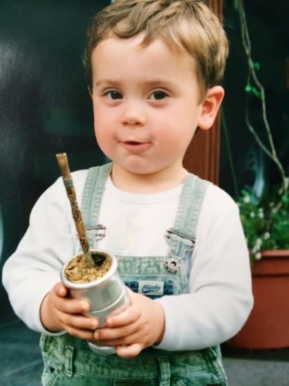 Franco Colapinto disfrutando de un mate de chiquito