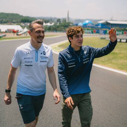 Franco Colapinto en Interlagos, recorriendo la pista junto al ingeniero de pista Gaetan Jego