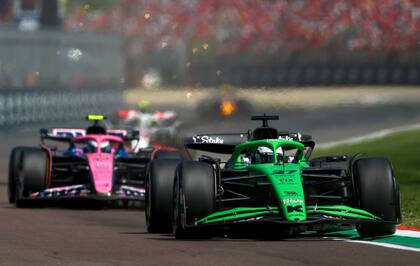 Franco Colapinto, en la persecución an Nico Hulkenberg, de Alemania