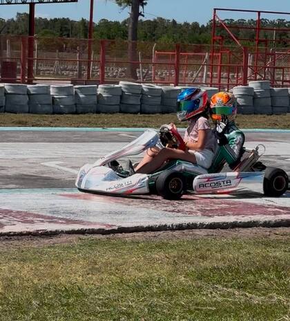 Franco Colapinto en la pista de kartings con su familia