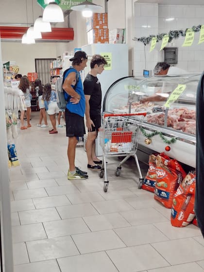 Franco Colapinto en una carnicería