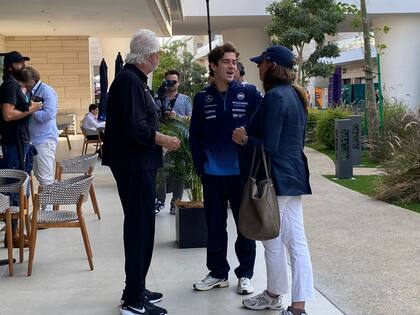Franco Colapinto, en una charla a finales del año pasado en Qatar con Flavio Briatore, asesor de Alpine, y la mánager del piloto argentino, María Catarineu