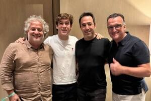 Franco Colapinto es atractivo para las escuderías por su capacidad conductiva y también por el respaldo económico; junto a él están Guilber Englebienne (izquierda) y Martín Migoya (derecha), cofundador y CEO de Globant, y Marcos Galperín (centro), propietario de Mercado Libre.