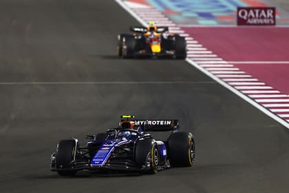 Franco Colapinto estuvo por delante de Sergio Pérez en la carrera sprint, pero en la clasificación sus autos respondieron diferente; el Williams quedó lejos del Red Bull