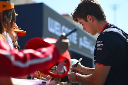 Franco Colapinto firma autógrafos en su última carrera en la Fórmula 1; su futuro es una incógnita