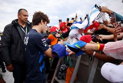 Franco Colapinto firma gorros antes de la carrera sprint; los hinchas argentinos les ganaron el duelo de tribunas a los brasileños.