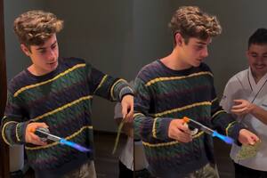 Franco Colapinto fue a un restaurante de sushi e intentó tostar un alga comestible, pero el resultado no fue el esperado (Foto: Captura de video / Instagram @francolapinto)