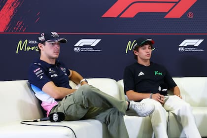 Franco Colapinto junto a Andrea Kimi Antonelli durante una conferencia de prensa de la Fórmula 1