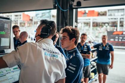 Franco Colapinto junto al equipo Williams Racing