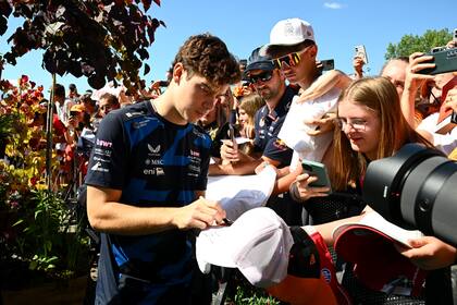 Franco Colapinto junto al público de la Fórmula 1 en Spielberg; la intención de Renault Argentina es desarrollar una exhibición con el piloto argentino en Buenos Aires