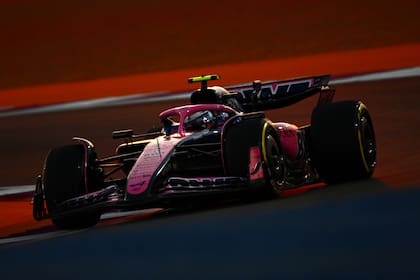 Franco Colapinto largó de los boxes con el Alpine y quedó último, con una parada incluida; el argentino utilizó la carrera sprint para probar las modificaciones en el auto