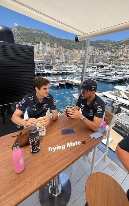 Franco Colapinto le preparó un mate a Pierre Gasly en la previa del Gran Premio de Mónaco (Foto: X)