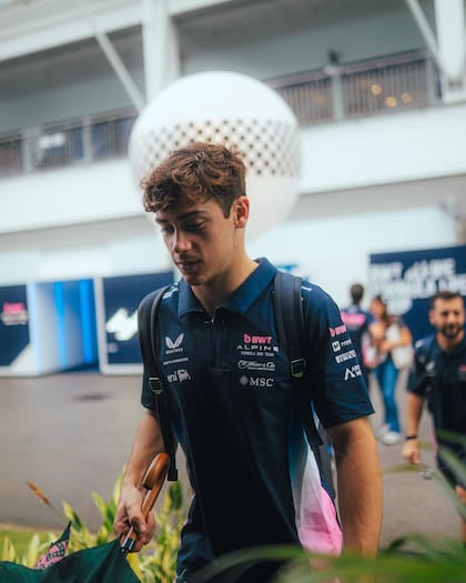 Franco Colapinto llega al circuito de Marina Bay, en Singapur