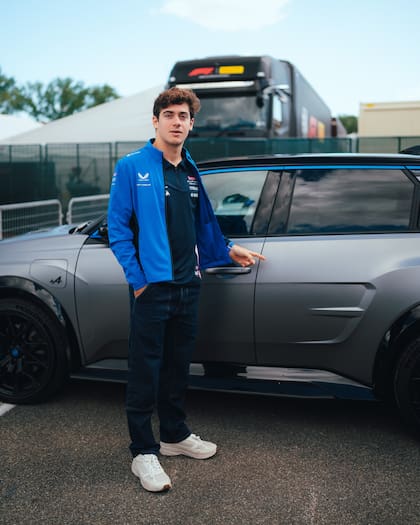 Franco Colapinto llegó a Imola en un auto de calle de Alpine