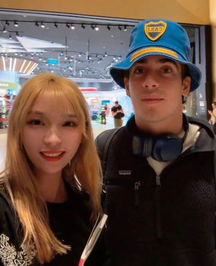 Franco Colapinto llegó a Shanghái con un gorro estilo piluso de Boca: firmó autógrafos y se tomó fotos con los fans