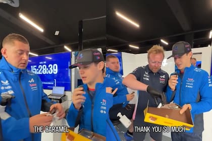 Franco Colapinto llevó alfajores al paddock y los compartió con sus compañeros de Alpine (Foto: Captura de video / Instagram @alpinef1team)