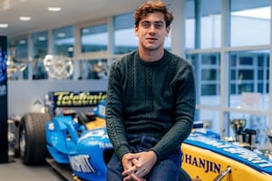 Franco Colapinto mostró un sticker de Messi en su termo de mate