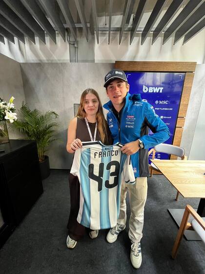 Franco Colapinto muestra la nueva camiseta Adidas de la selección con el mismo número que lleva su Alpine en la Fórmula 1. Con él, la periodista Florencia Andersen, de Fox Sports