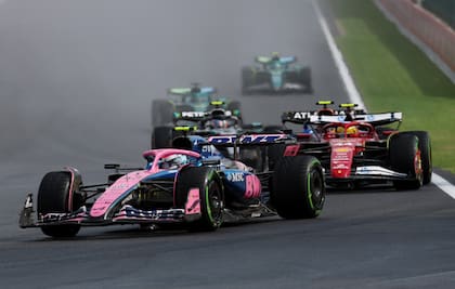 Franco Colapinto of, por delante de Lewis Hamilton; fue durante las primeras vueltas de la carrera (Photo by Mark Thompson/Getty Images)