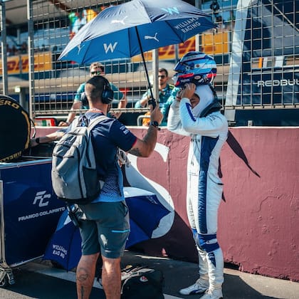 Franco Colapinto poniéndose el casco antes del Gran Premio de Azerbaiyán (Captura/Instagram: @francocolapinto)