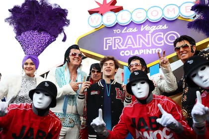 Franco Colapinto posa con imitadores de Elvis Presley en el Paddock antes de la práctica antes del Gran Premio de F1 de Las Vegas en el Circuito del Strip de Las Vegas, el 21 de noviembre de 2024