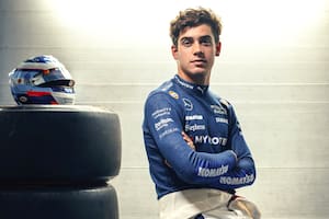 Franco Colapinto posa con la indumentaria que utiliza en las carreras