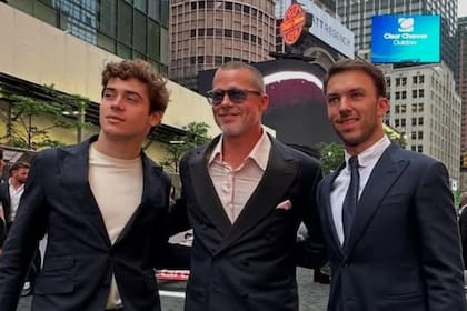 Franco Colapinto posó junto a Brad Pitt (Foto: Instagram @alpinef1team)