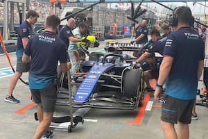 Franco Colapinto recibe la asistencia de los mecánicos de Williams, en Singapur