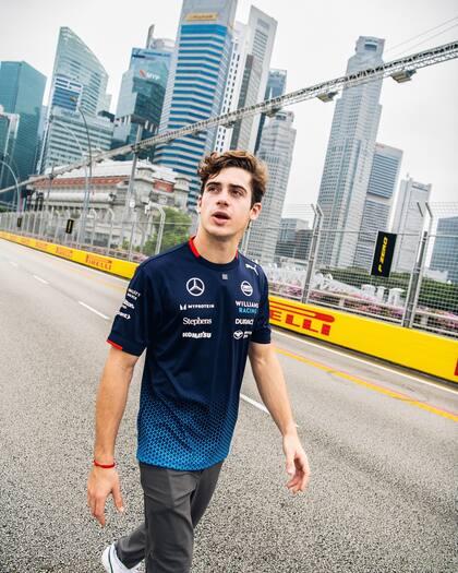 Franco Colapinto recorre a pie el trazado del Circuito Urbano Marina Bay, en Singapur