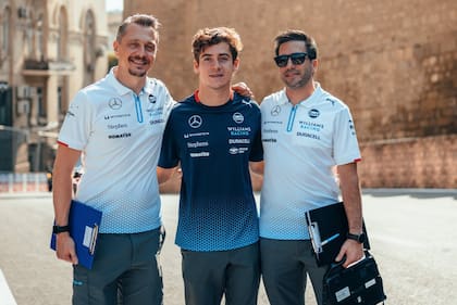 Franco Colapinto recorrió el circuito de Bakú junto con personal de la escudería Williams