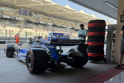 Franco Colapinto sale a la pista con su Williams en el circuito de Yas Marina, de Abu Dhabi