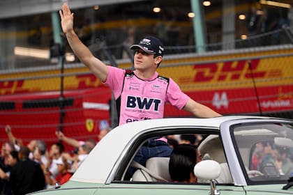 Franco Colapinto saluda durante el desfile previo del GP de Singapur