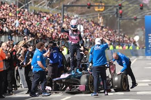 Colapinto animó la primera salida con un Lotus 2012 y en minutos sale con la Flecha de Plata