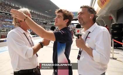Franco Colapinto señala una bandera argentina en las tribunas del circuito de Shanghai