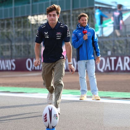 Franco Colapinto tomando carrera; detrás, Pierre Gasly