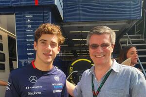 Franco Colapinto y el presidente del ACA, César Carman, en Monza