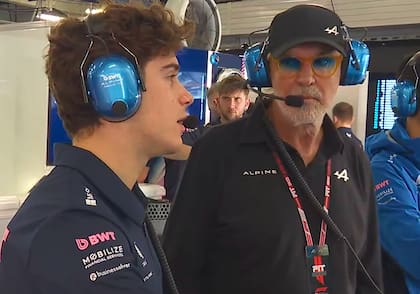 Franco Colapinto y Flavio Briatore conversando en una competencia. ¿Llega la hora del regreso del pilarense a la máxima categoría?