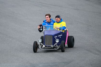 Franco Colapinto y Pierre Gasly antes del Gran Premio de Brasil en Interlagos. (Photo by Hector Vivas/Getty Images)