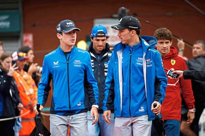 Franco Colapinto y Pierre Gasly, compañero en Alpine; el argentino intenta apoyarse en el francés para ganar tiempo de aprendizaje y revertir la curva