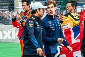 Franco Colapinto y Sergio "Checo" Pérez conversan; la posible salida del mexicano de Red Bull sería la llave para un movimiento que le permita al argentino seguir en la F1