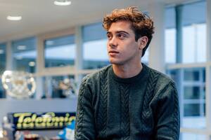 Franco Colapinto ya es parte oficial del staff de Alpine y al ingresar a las instalaciones de la escudería inglesa descubrió una reliquia con la que no pudo dejar de posar